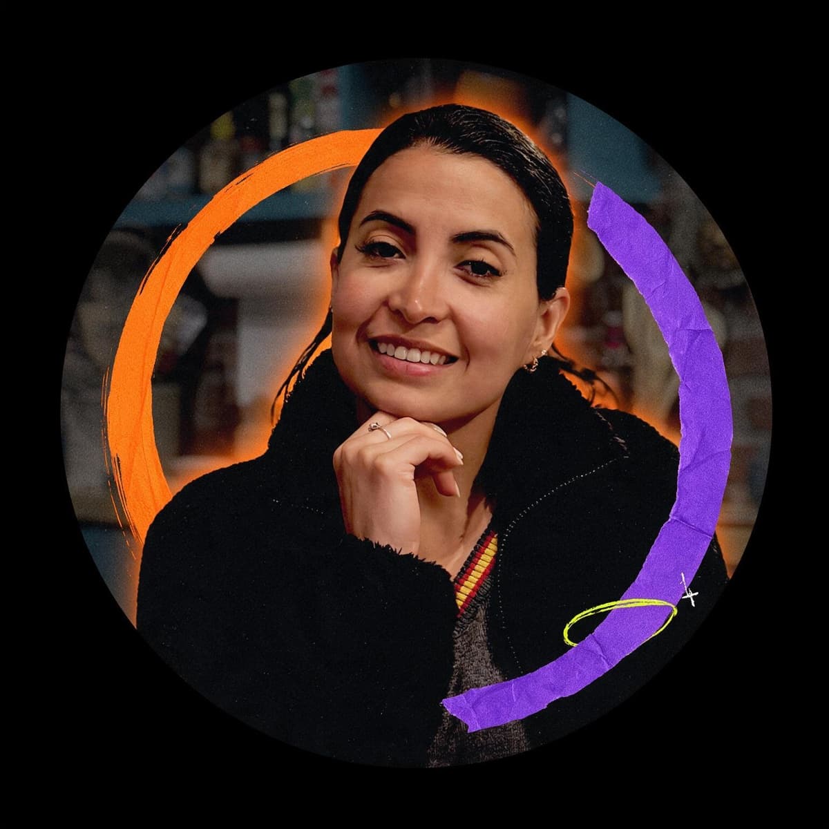 Ale Duarte, host de Lo Que Normalizamos, sonriendo con la mano en el mentón